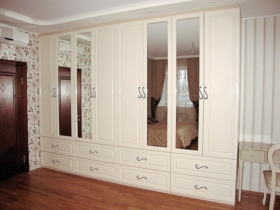 Шкаф в спальню с распашными дверями