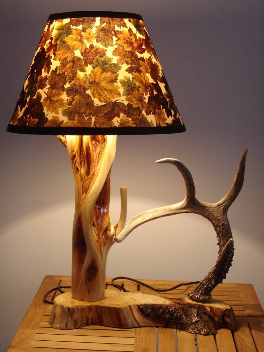 Настольная лампа из дерева