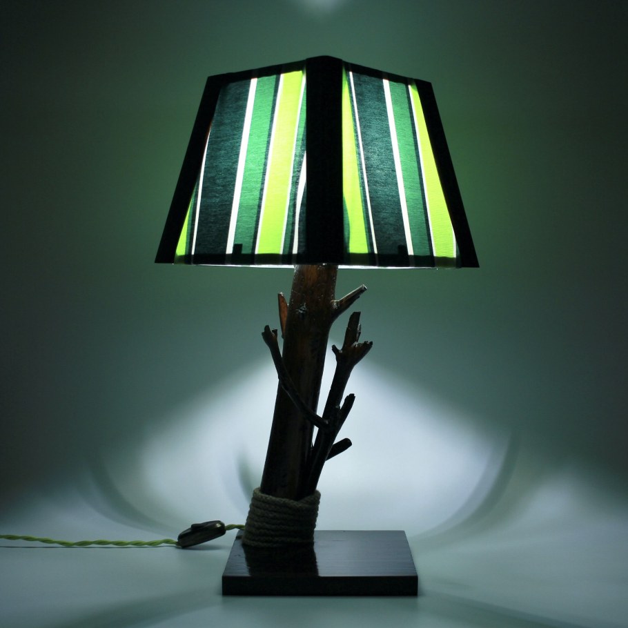 Настольная лампа из дерева