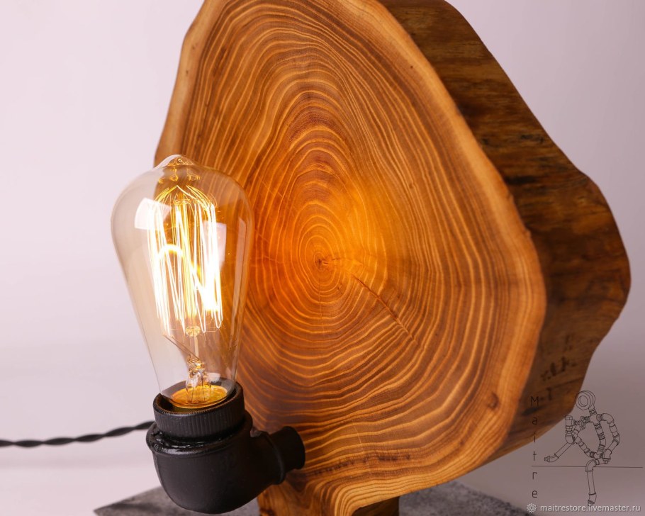 Настольный светильник из дерева