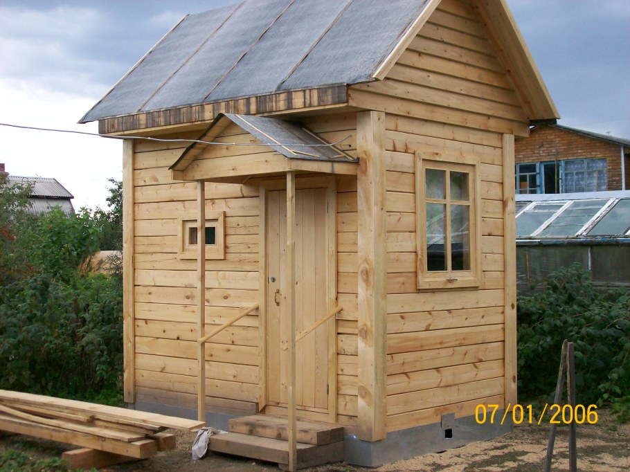 Маленькая баня на участке