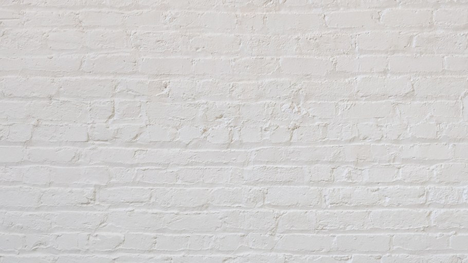 Белая кирпичная стена