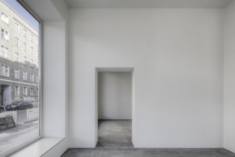 Помещение с белыми стенами