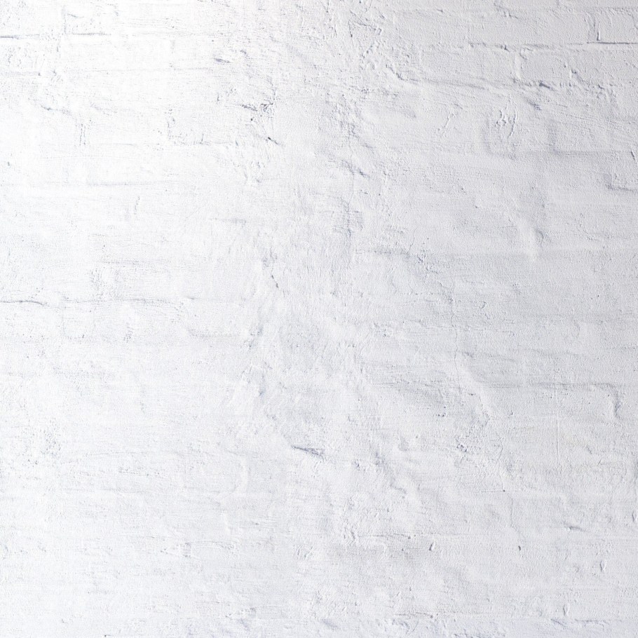 Белая бетонная стена