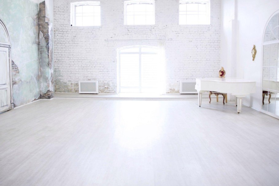 Помещение с белыми стенами