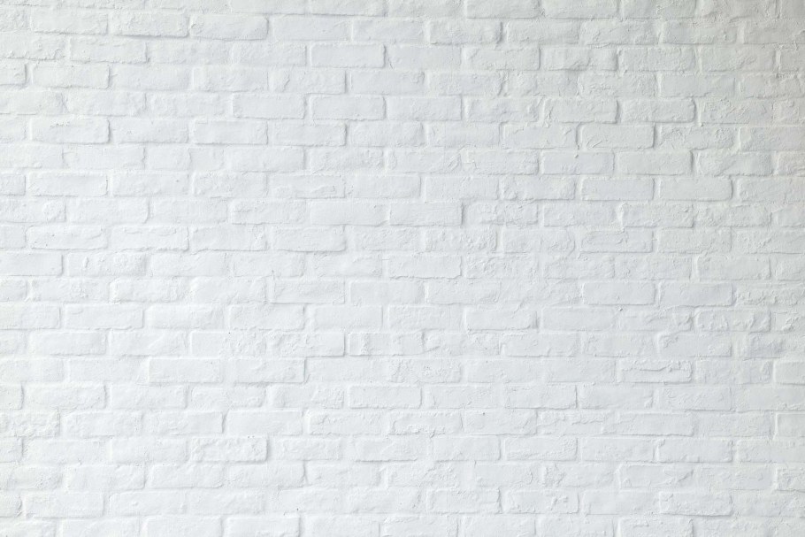 Белая кирпичная стена