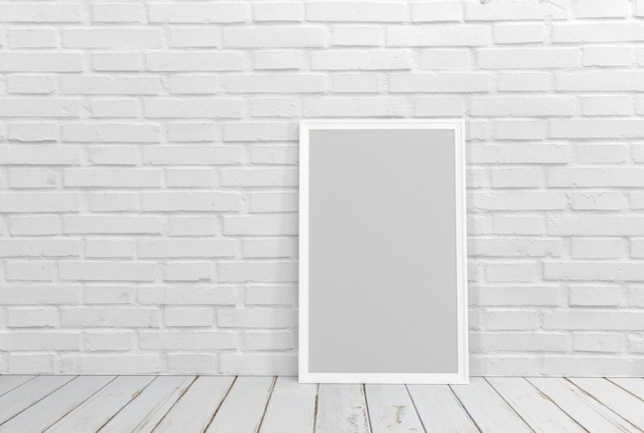Пустые рамки на стене