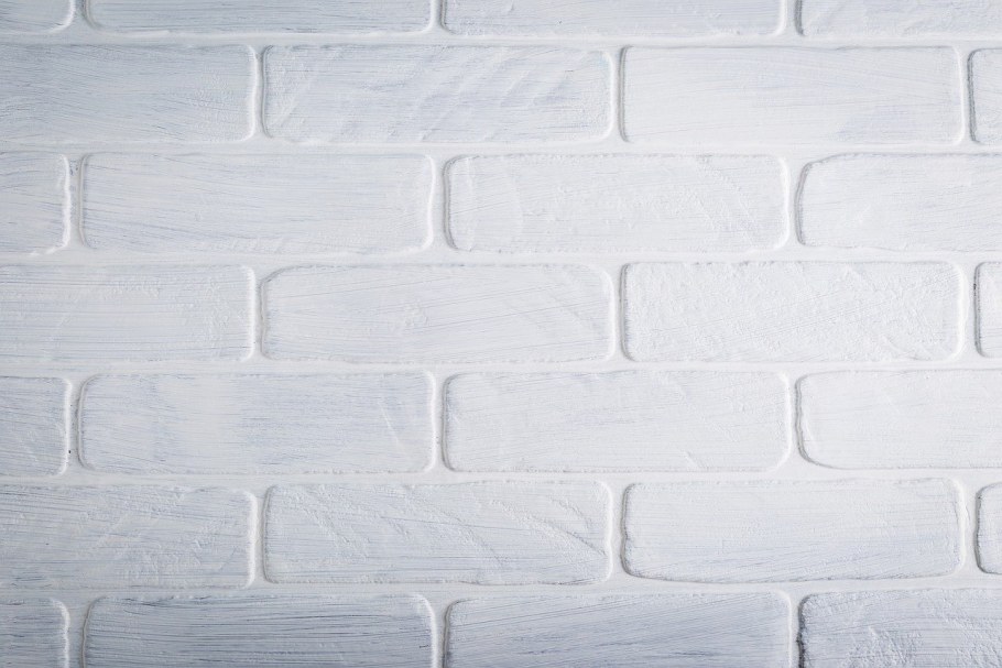 Белая кирпичная стена