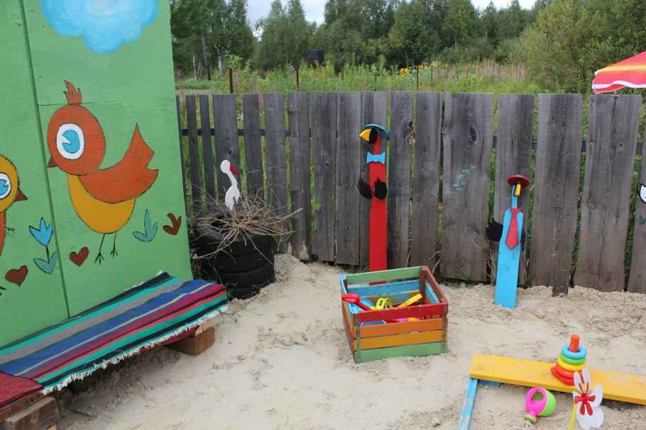 Детская площадка из подручных материалов