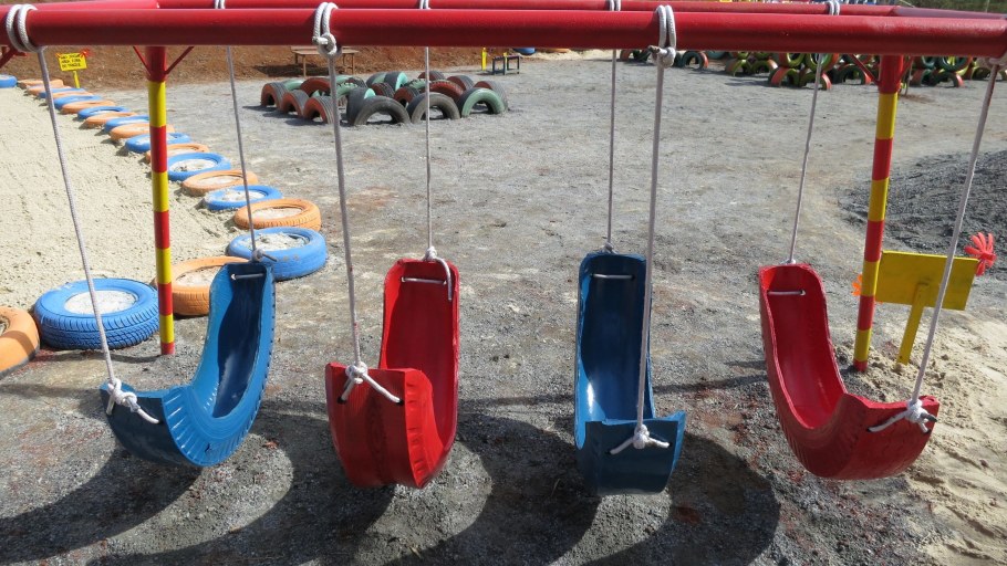 Качели из шин для детской площадки