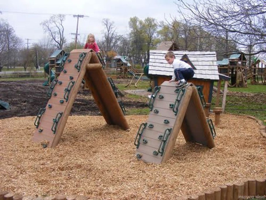 Игровая площадка для детей из подручных материалов