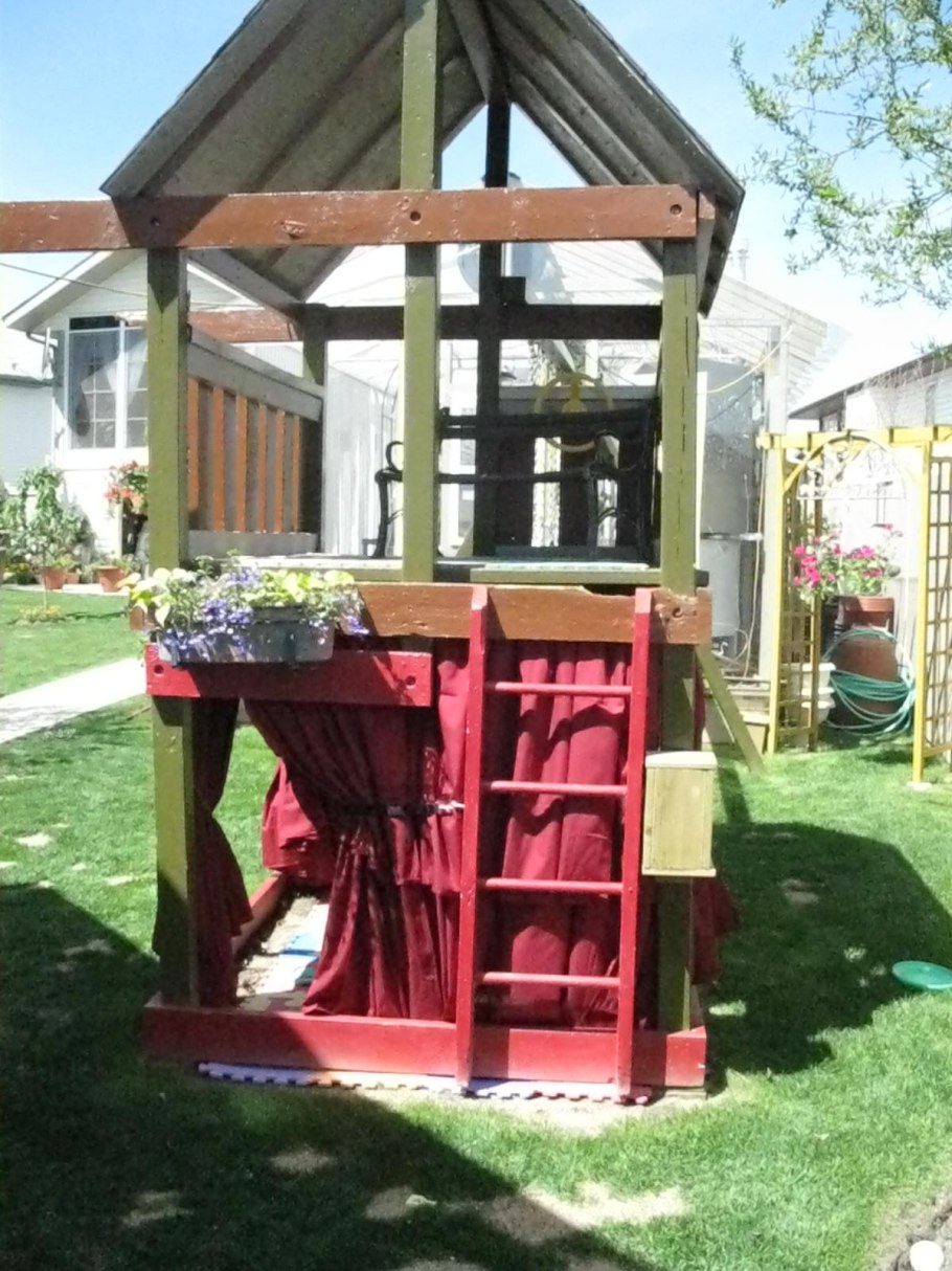 Домик для детей на даче своими руками из подручных