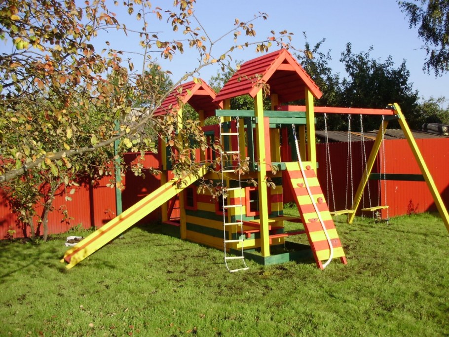 Игровая площадка в саду