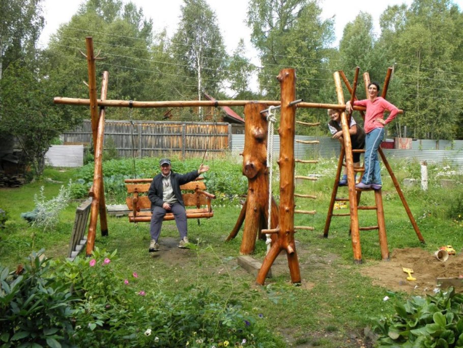 Самодельная детская площадка на даче