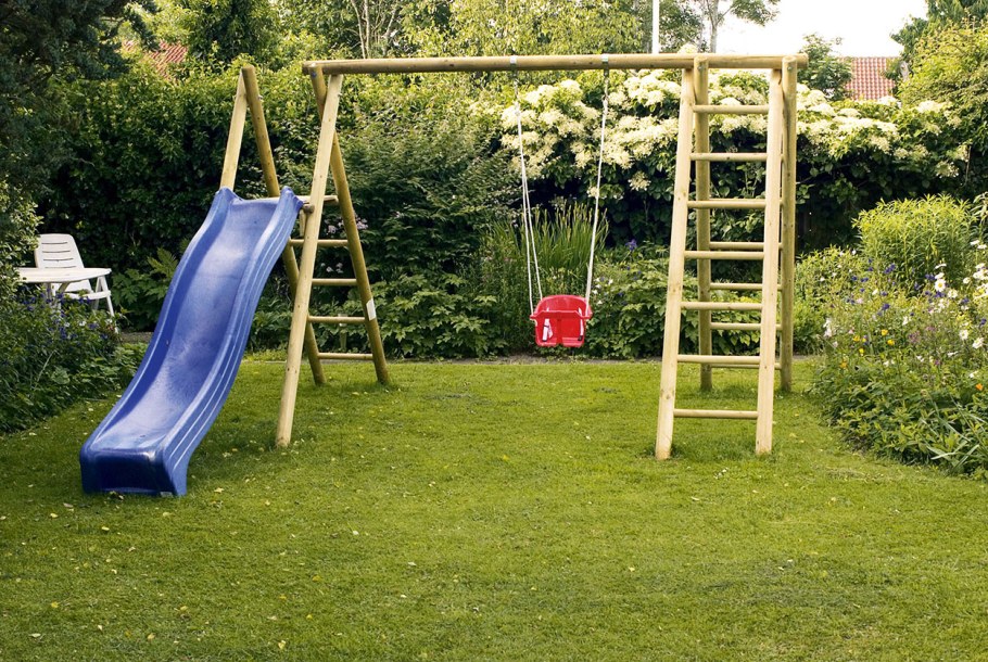 Площадка для качелей на даче