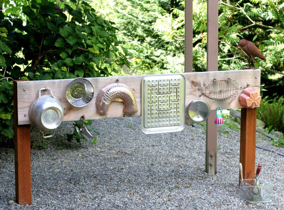 Детская площадка из подручных материалов на даче