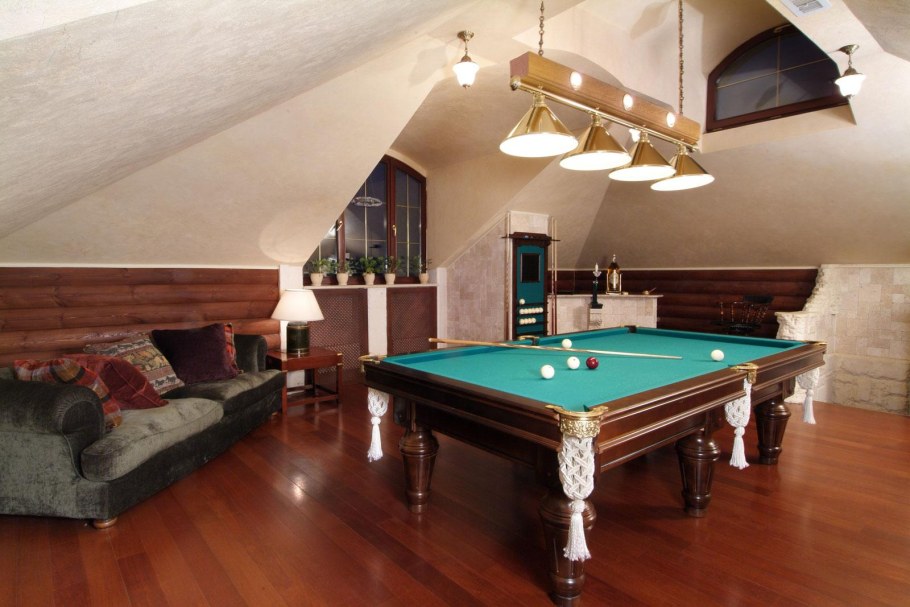 Комната с бильярдным столом