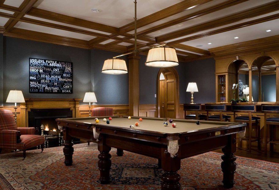Отделка бильярдной деревом