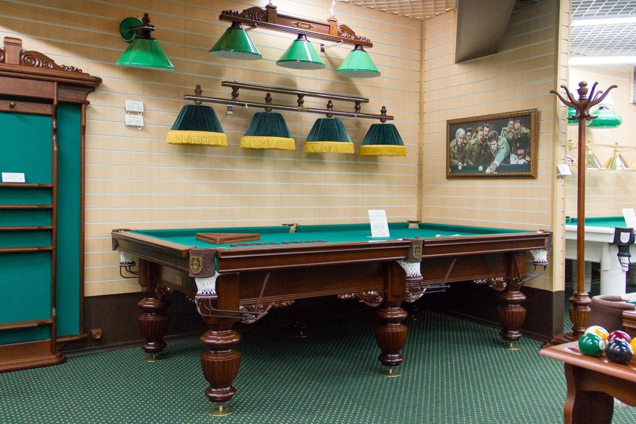 Диван для бильярдной комнаты