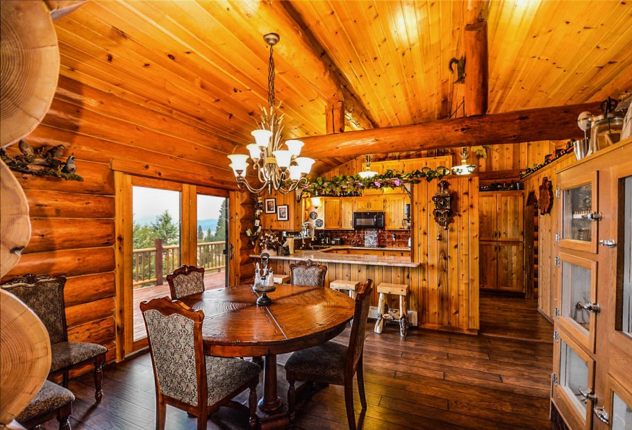 Старый сруб внутри