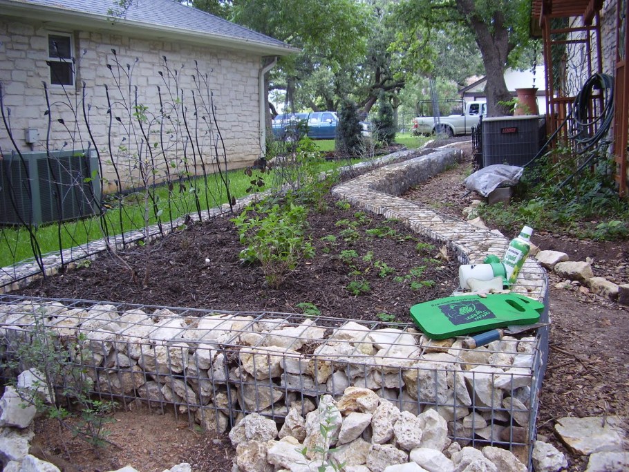 Габионы на дачном участке для клумб