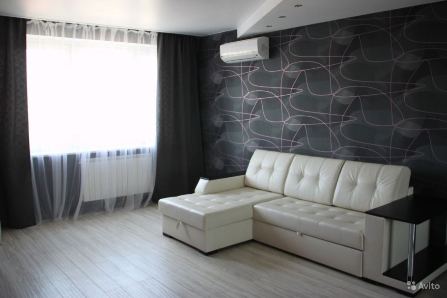 Интерьер зала с угловым диваном в квартире