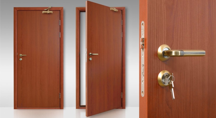 Цветные двери в интерьере