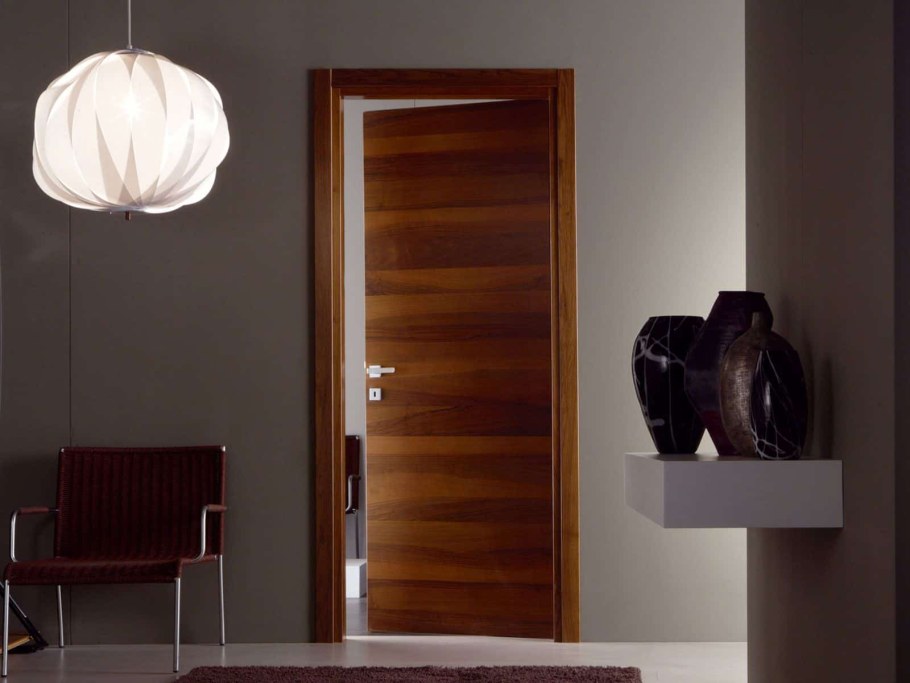 Дверь входная деревянная