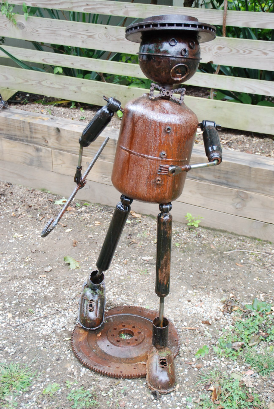 Фигурки для сада из металлолома