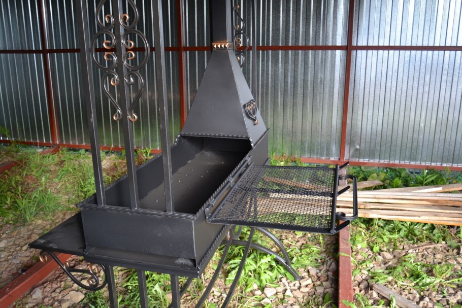 Мангал с дымоходом