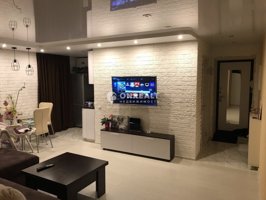 Гостиная с балконом в хрущевке