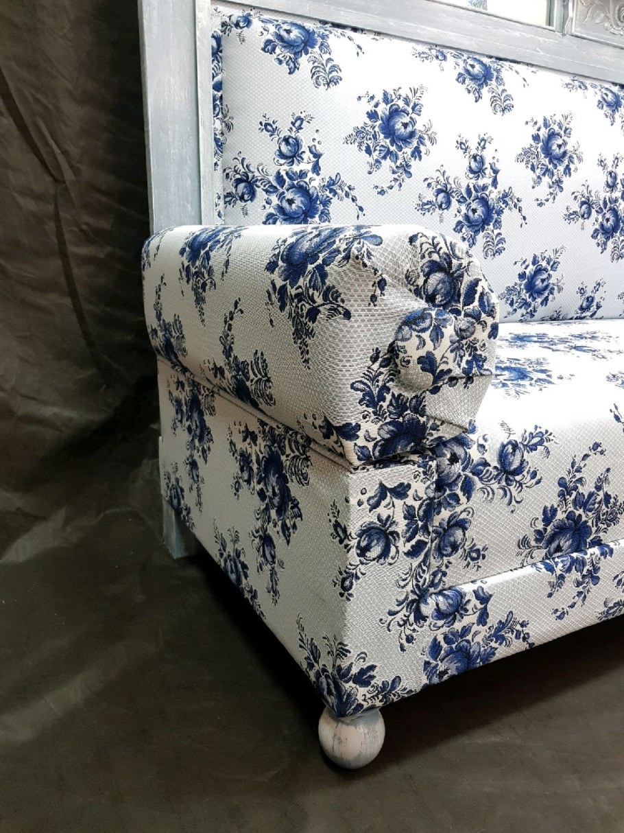 Реставрированный диван