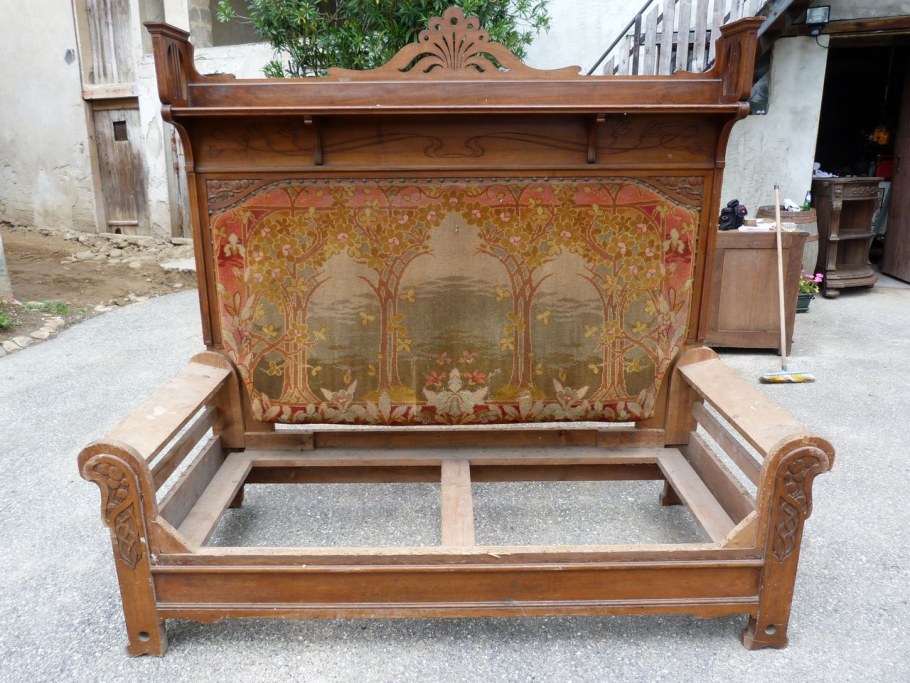 Антикварные диваны с высокой спинкой 19-20 века