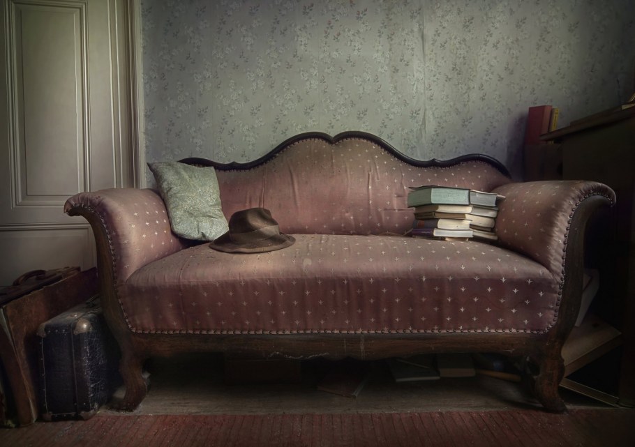 Старая комната с диваном