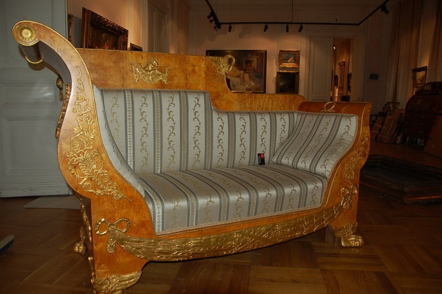 Отреставрированный резной диван