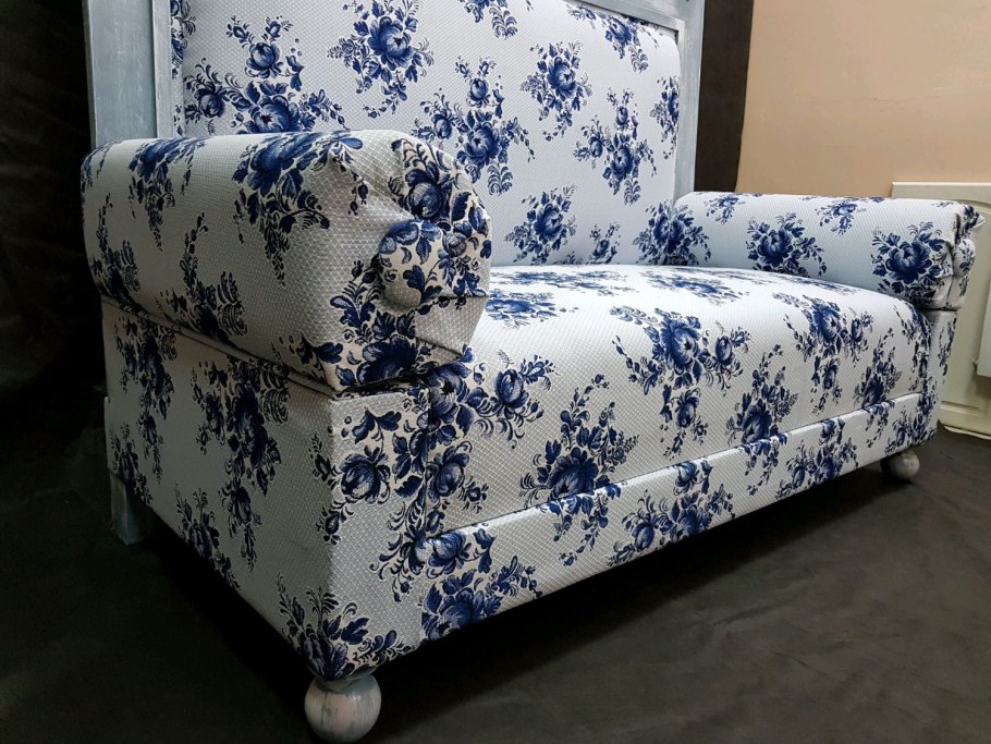 Диван с валиками