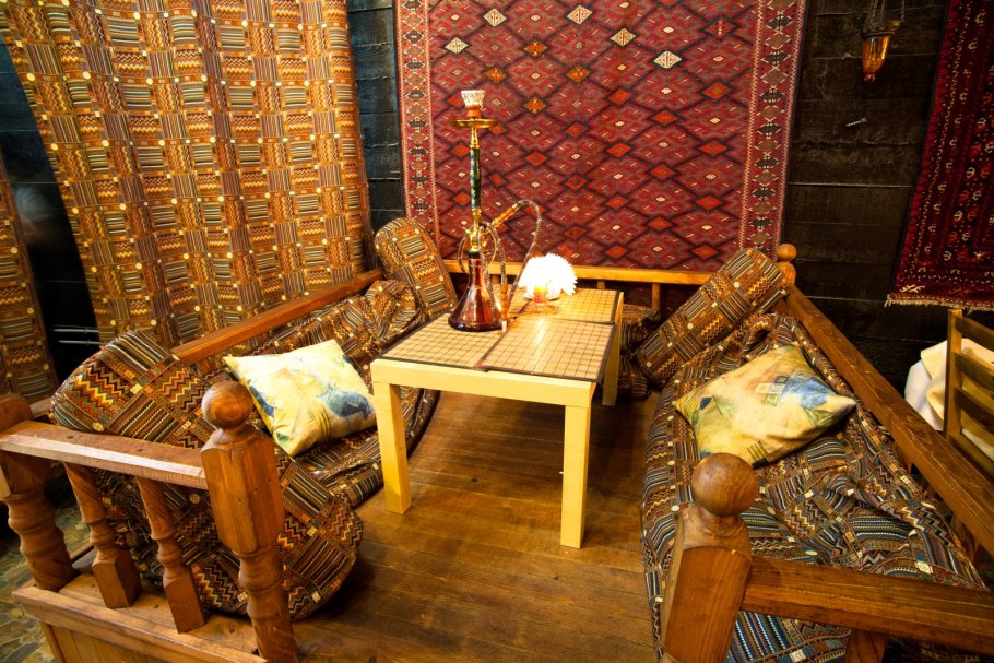 Столик в чайхане