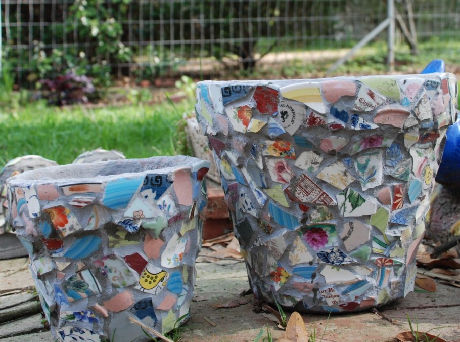 Мозаика из битой посуды для дачи