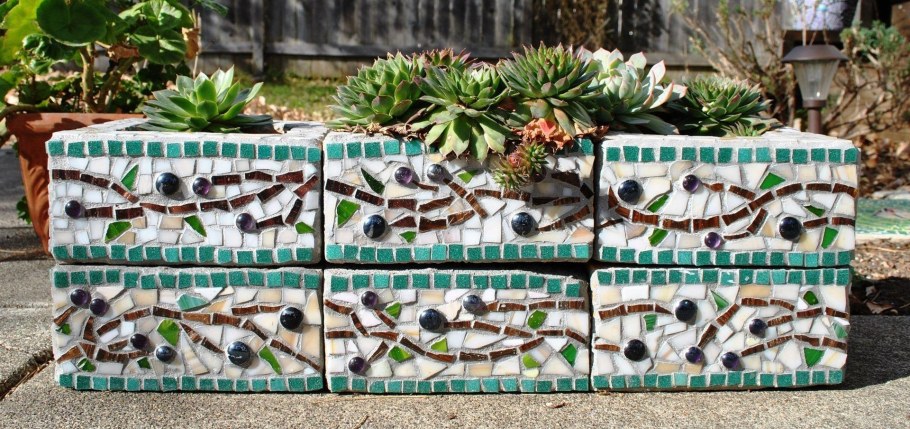 Клумба из старой плитки