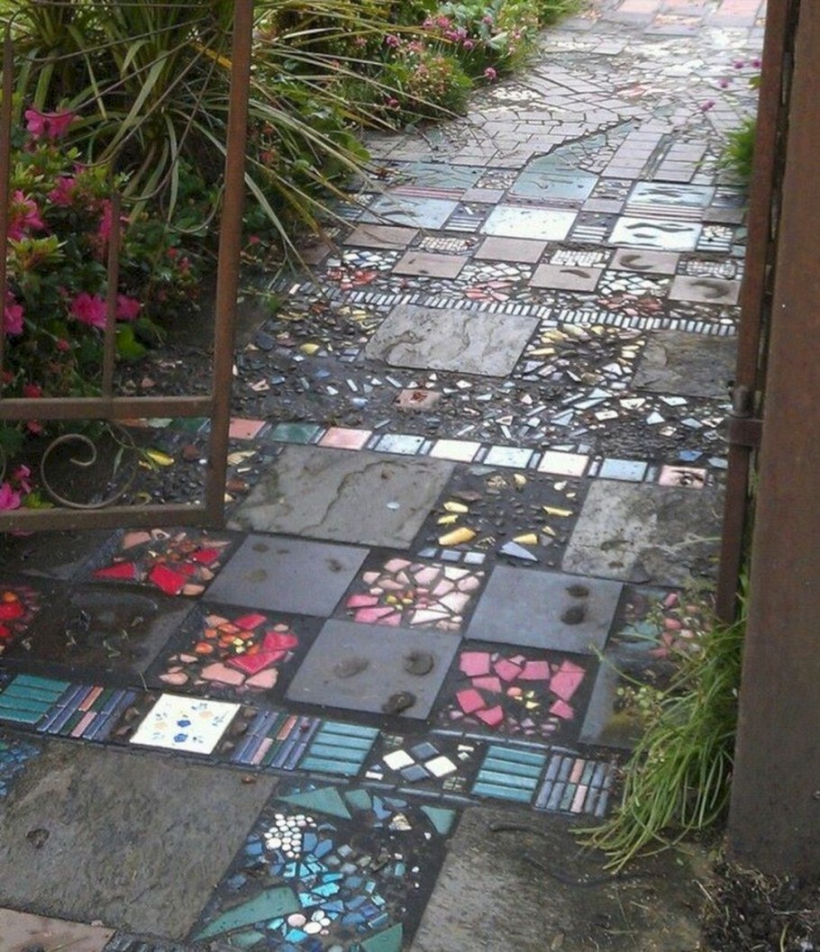 Дорожка из плитки кафельной