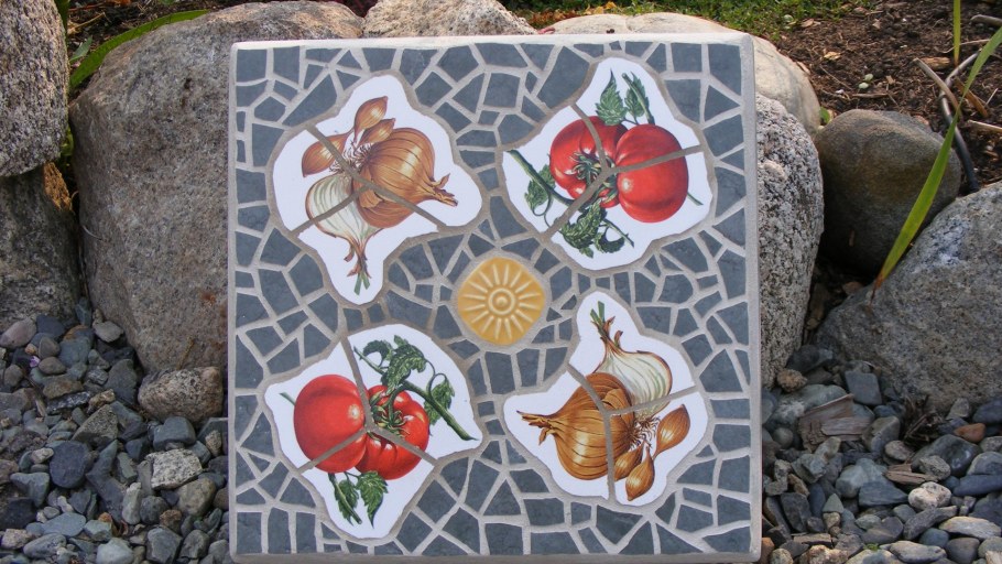 Мозаика на даче из старой плитки