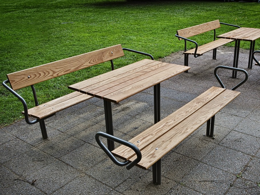 Уличные столы из металла