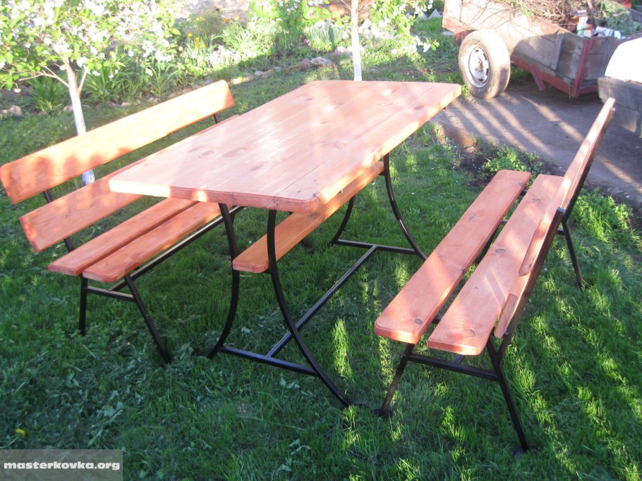 Стол и скамейки для дачи из металла и дерева