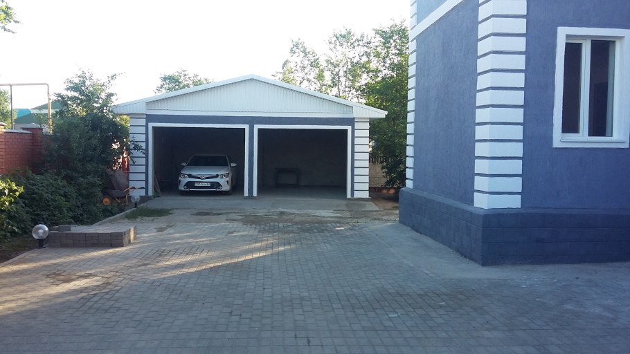 Гараж с двумя въездами