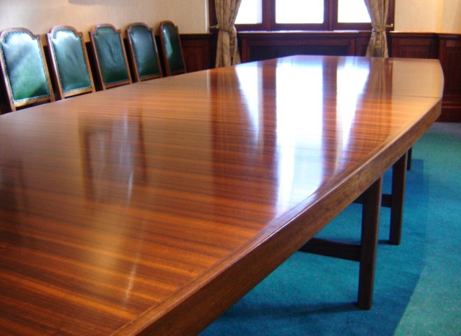 Деревянные полированные столы