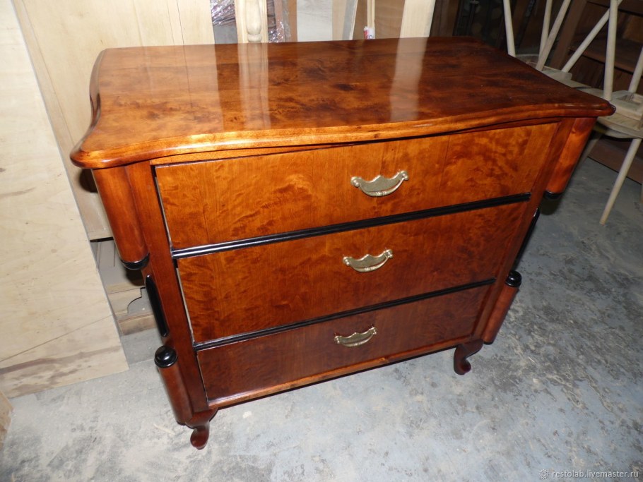 Старый деревянный комод