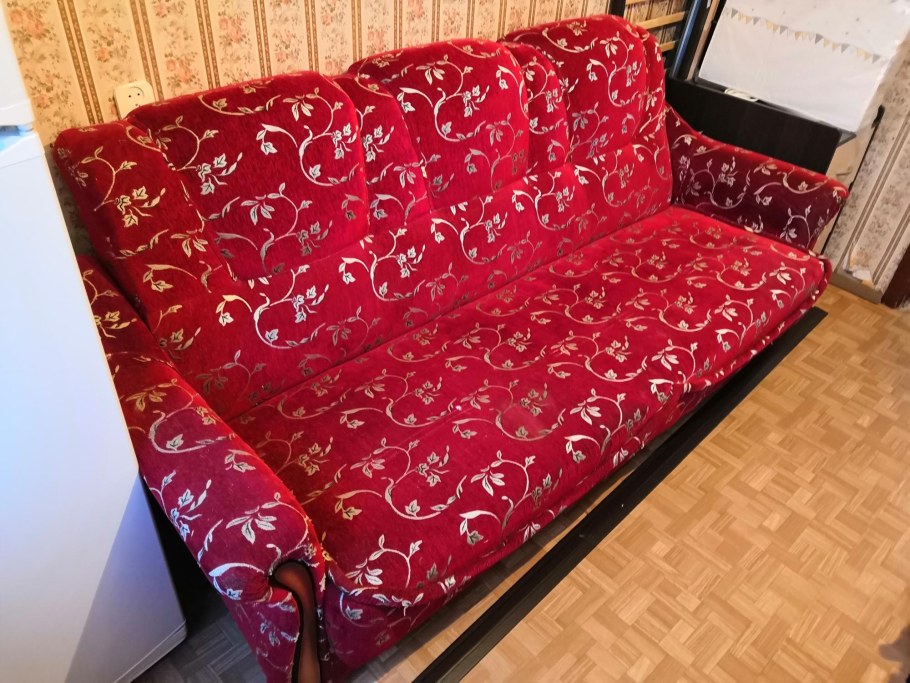 Диван с узорами