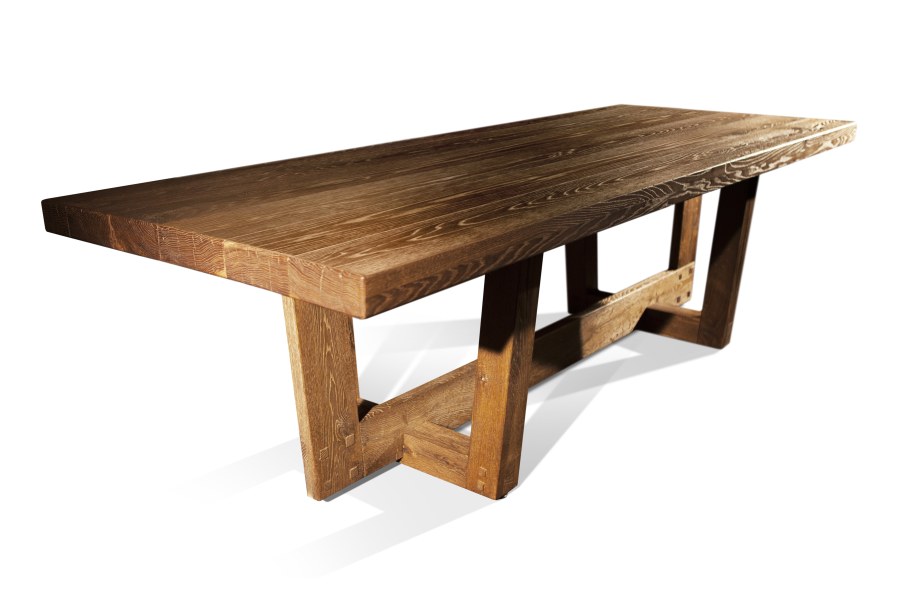 Обеденный стол из дерева