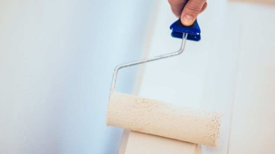 Валик красит стену