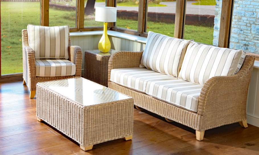 Ротанговый диванчик в интерьере